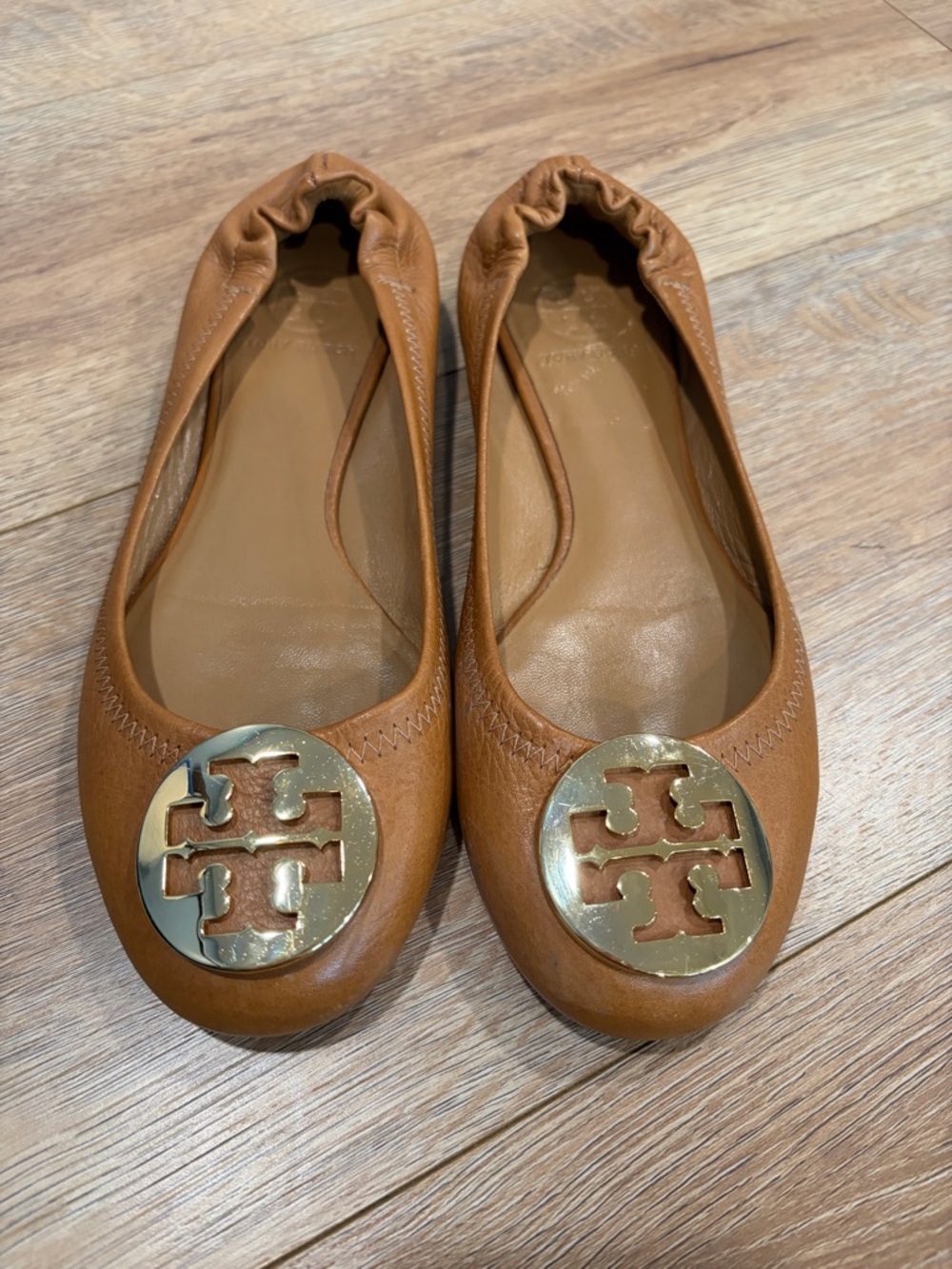 Tory Burch Reva Ballet Flats Tan Leather Gold Logo Size 7.5 - Picture 3 of 10